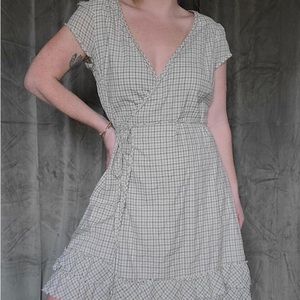 Converse Women's Green and Khaki Dress
Excellent conditions 
Size L. 
#54A